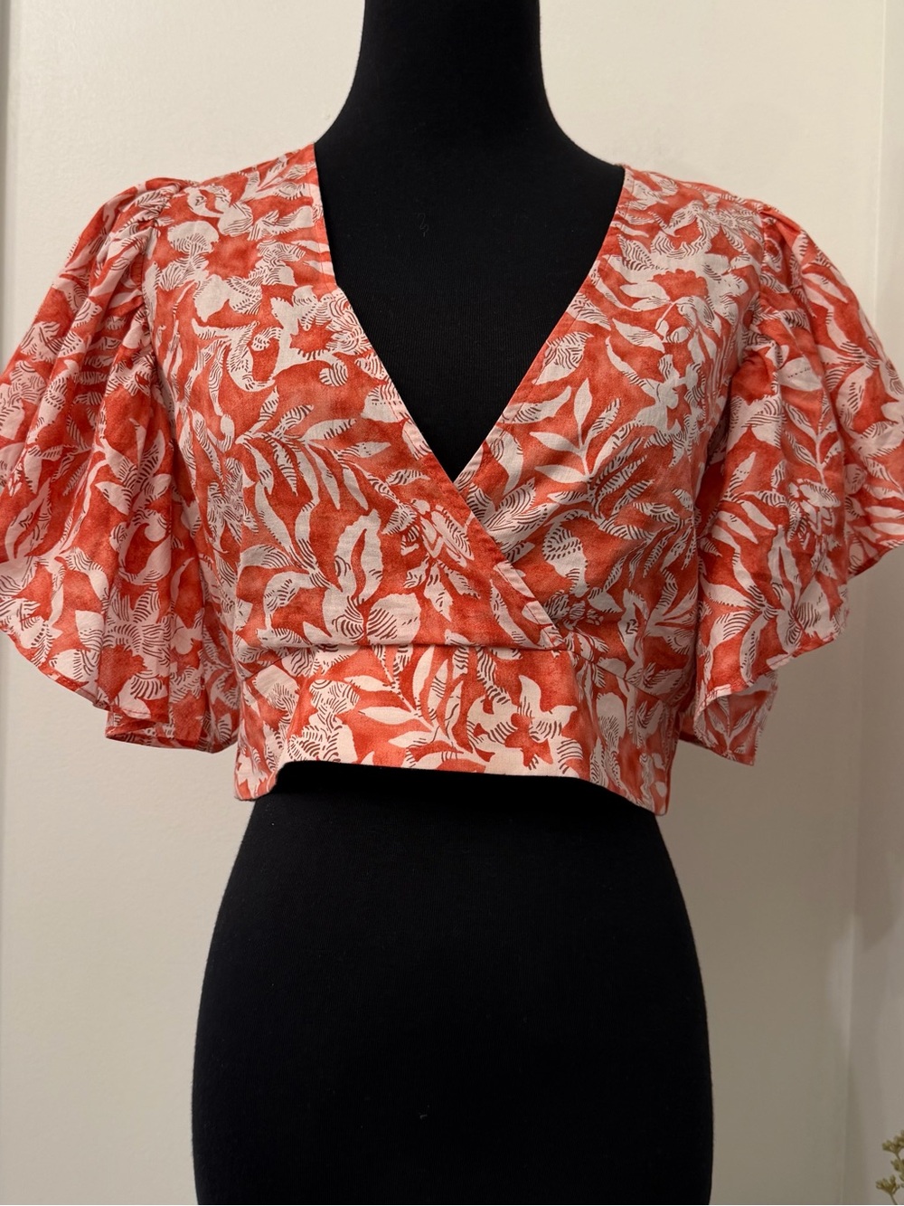 Zara Coral and White Floral Wrap Flutter Sleeve V Neck Crop Top Size Medium